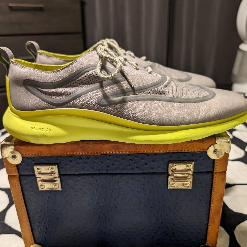 Men's Lightweight Gray and Neon Yellow Runner